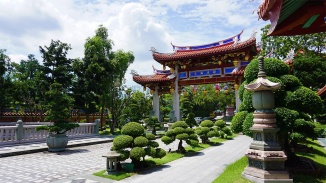 1世紀以上も前に建立された蓮山双林寺院は当時の輝きを保っています。