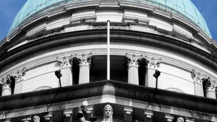 旧最高裁判所の柱とティンパヌムは、シンガポールを拠点としていたミラノ人彫刻家が制作したもの。