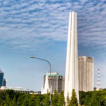 シビック・ディストリクトのスカイラインを背に建つ、ウォー・メモリアル（市民戦没者記念碑）のランドマーク
