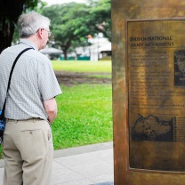 インド国民軍記念碑の碑を読む旅行者