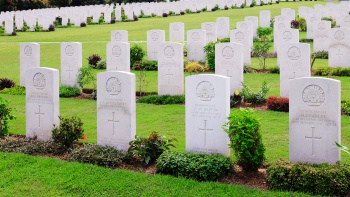 クランジ戦争記念碑に並ぶ白い墓石のクローズアップ写真