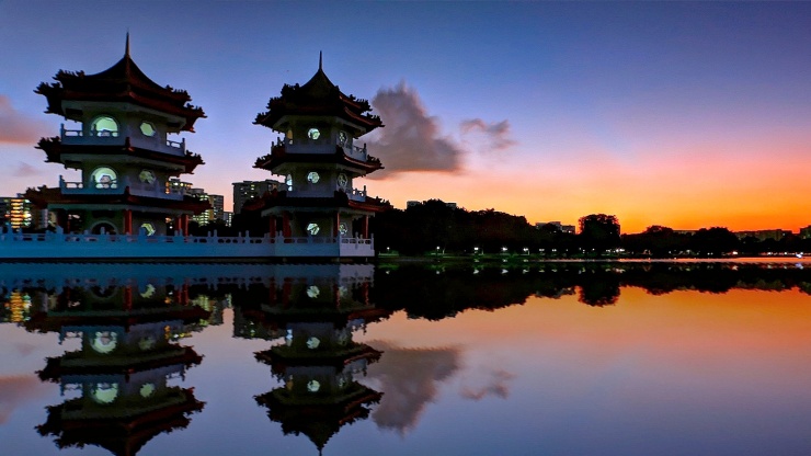 夕暮れのチャイニーズ・ガーデンの水面に映る双子仏塔 