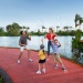 ジュロン・レイク・ガーデンのラサウ・ウォーク遊歩道でシャボン玉遊びをしている家族
