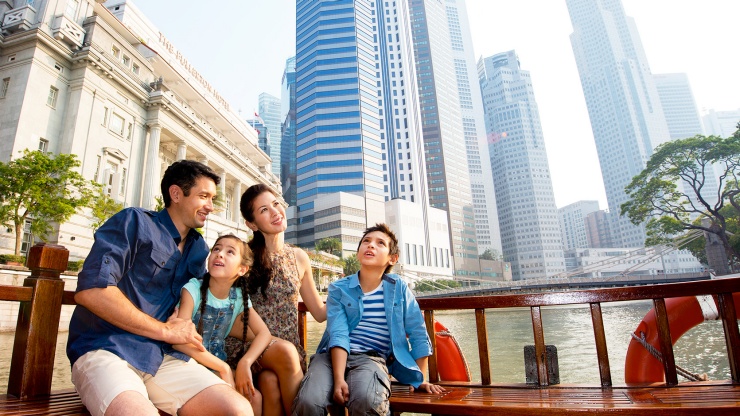 シンガポール川クルーズで景色を楽しむ家族連れ