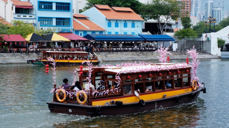 シンガポール川バムボート・クルーズを楽しむ旅行者