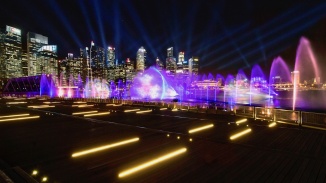マリーナベイ・サンズ、イベントプラザで開催される光と水のショー「スペクトラ」