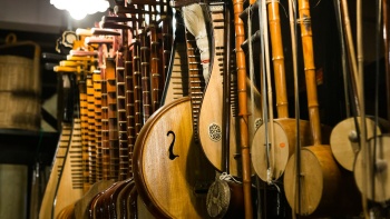 翁展發中国文化店に並ぶ、昔ながらの京劇用具