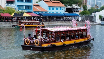 シンガポール川を行く伝統的なバムボート