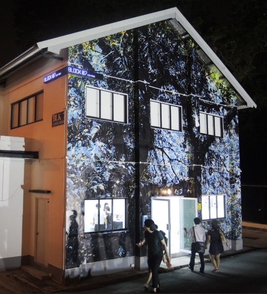ギルマン・バラックスのイベント「アート・アフター・ダーク」でライトアップされているコロニアルハウスの外観 