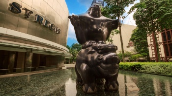 リー・チェンの彫像作品『Dragon-Riding Bodhisattva（ドラゴン-ライディング・ボディサットバ）』は、セント・レジス・シンガポールの外にあります。