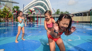 극동기구 어린이 정원의 물놀이터에서 놀고 있는 3명의 소녀