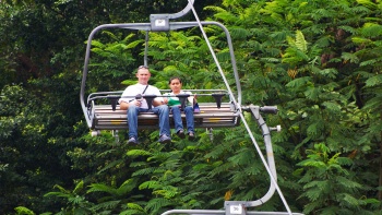 스카이라인 루지 센토사(Skyline Luge Sentosa)에서 고카트를 타는 사람들