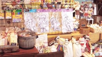 잇플레이러브 카페(EatPlayLove Café)에 전시된 다양한 예술품과 공예품.