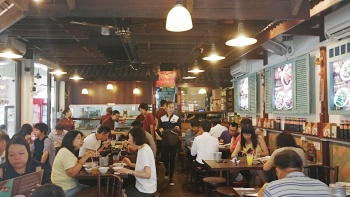 뉴 브리지 로드에 있는 송파바쿠테(Song Fa Bak Kut Teh)의 이용객들로 붐비는 테이블