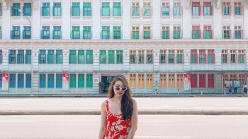 올드 힐 스트리트 경찰서 앞에 있는 여성의 와이드 샷