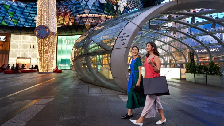 ION 오차드 바깥에서 싱가포르 브랜드로 차려 입고 쇼핑하는 여성들
