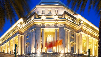 두 그루의 야자수가 있는 더 풀러톤 호텔 싱가포르(The Fullerton Hotel Singapore)의 정면 입구