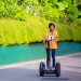 센토사에서 Segway®를 타고 있는 참가자