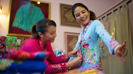 케바야(Kebaya)를 입어보고 있는 두 명의 여성