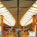 싱가포르 창이 공항 터미널 2에서 여행 가방을 들고 있는 여행자