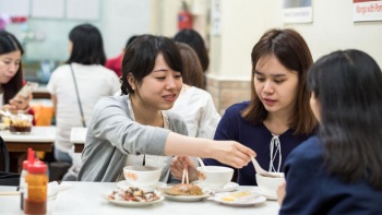 메이 헝 유엔 디저트(Mei Heong Yuen Dessert), 차이나타운 - 디저트를 먹고 있는 손님들