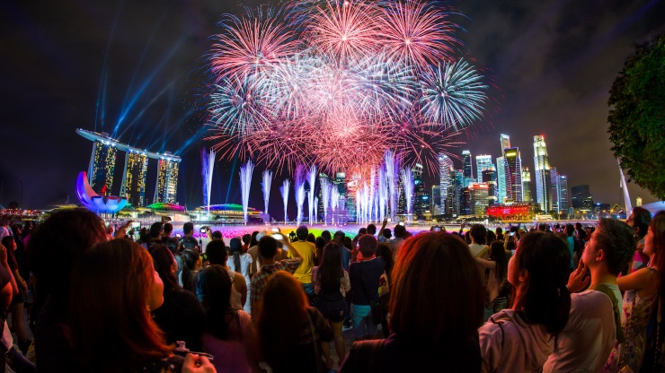 싱가포르 스카이라인을 배경으로 한 불꽃놀이 샷