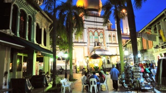 말레이 공동체의 중심과 캄퐁 글램의 술탄 모스크를 방문해 보세요.