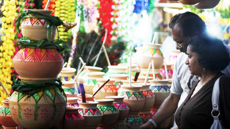 퐁갈 축제 기간 동안 장식품을 쇼핑하는 커플