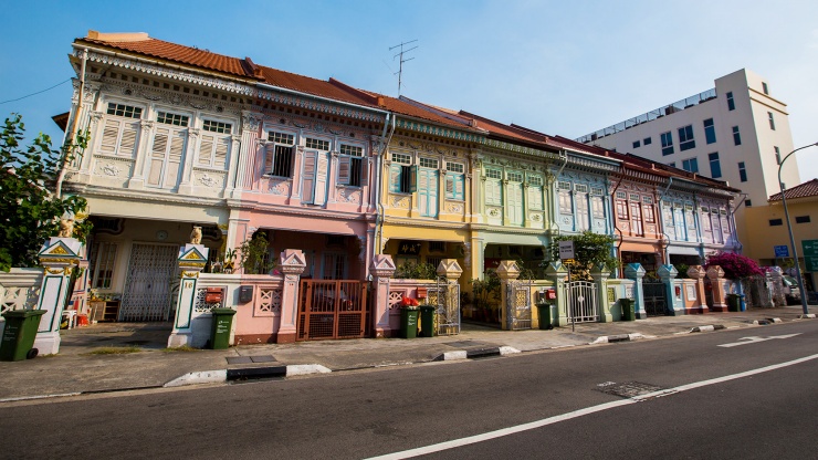 쿤셍 로드를 따라 줄 서 있는 다채로운 옛 상점 가옥들