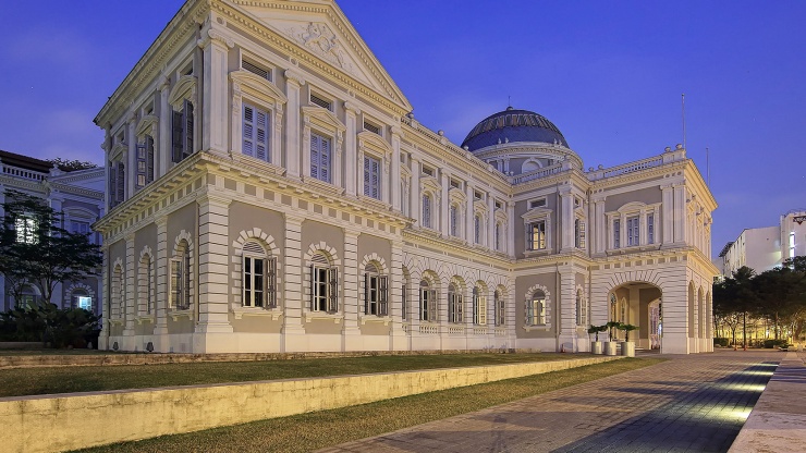 저녁 하늘을 배경으로 찍은 싱가포르 국립 박물관 외관