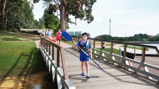 패들 롯지(Paddle Lodge)에 있는 어린 소년의 와이드 샷