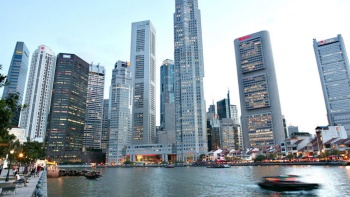 중심 업무 지구의 스카이라인과 흐릿한 싱가포르 리버 범보트 크루즈