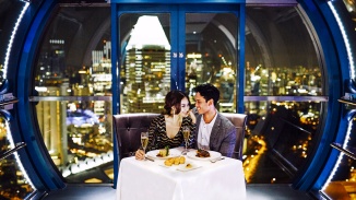 싱가포르 플라이어 캡슐 안에서 낭만적인 저녁 식사를 즐기고 있는 커플