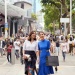 오차드 로드에서 싱가포르 브랜드로 차려 입고 쇼핑하는 여성들