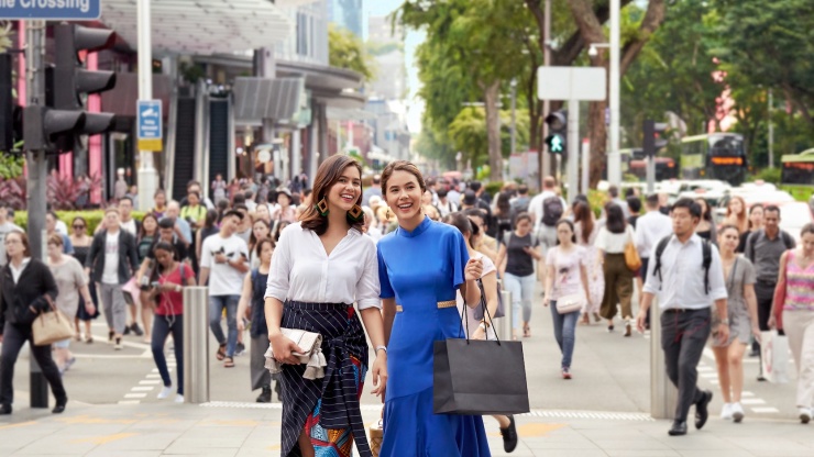 오차드 로드에서 싱가포르 브랜드로 차려 입고 쇼핑하는 여성들