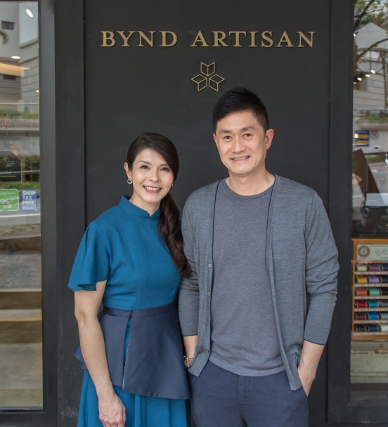 Chip Bee Gardens의 Bynd Artisan 매장 앞에 선 제임스 콴과 위니 찬