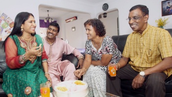 섬유 및 보석 가게에서 세 자녀와 함께 있는 젊은 인도인 엄마의 흑백 사진