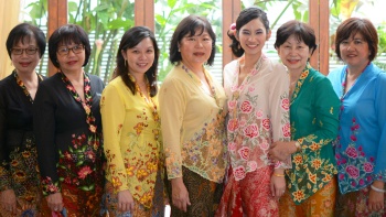 전통 논야 케바야(Kebaya) 의상을 입고 일렬로 포즈를 취하고 있는 싱가포르 페라나칸 여성들의 사진 