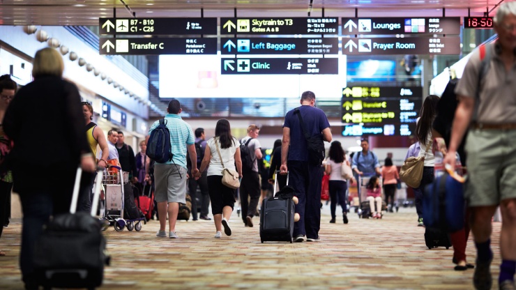 싱가포르 창이 공항 3번 출발 홀의 승객들.