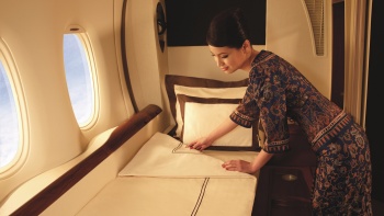 스위트에서 침대를 정돈하는 싱가포르 항공 여승무원