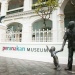 Statues at the entrance of Peranakan Museum