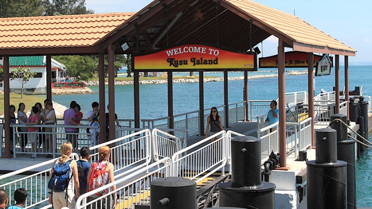 Visitors walking into the entrance of Kusu Island’s jetty
