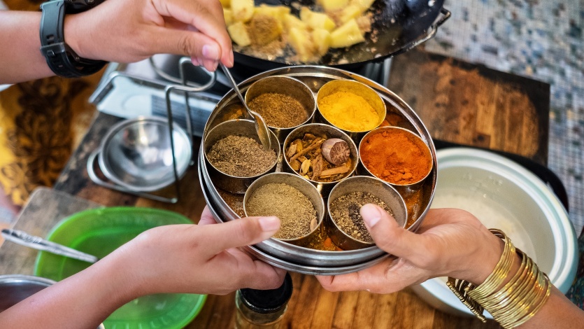 A tray of 7 Indian spices