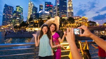 Friends taking photos at the Merlion Park