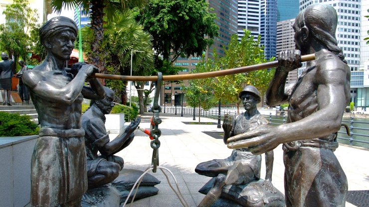 Sculptures depicting coolies along the Singapore River