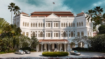 Wide shot of entrance of Raffles Hotel Singapore