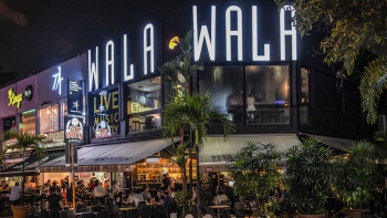 Wala Wala ด้านนอกในยามค่ำคืน