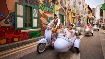 คนขับรถมอเตอร์ไซค์นำชมย่าน Haji Lane ในโปรแกรมทัวร์ Singapore Sidecar Tours