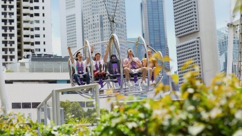 ผู้เล่นกำลังสนุกตื่นเต้นไปกับ G-MAX Reverse Bungy