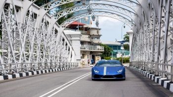 Lamborghini กำลังแล่นไปตาม Anderson Bridge (สะพานแอนเดอร์สัน)